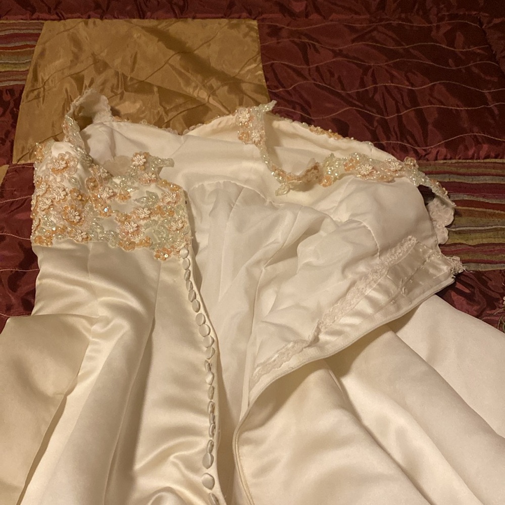 Cream sequined wedding dress.  Length from waist 106 inches. - Picture 8 of 10